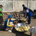 Bertahan Pasca-Gempa NTT, Pengungsi di Borong Kumpulkan Besi Tua Demi Dapur Umum