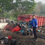 Rem Blong di Turunan Kertek, Truk Muatan 3 Ton Asam Sulfat Nyungsep ke Jalur Penyelamat