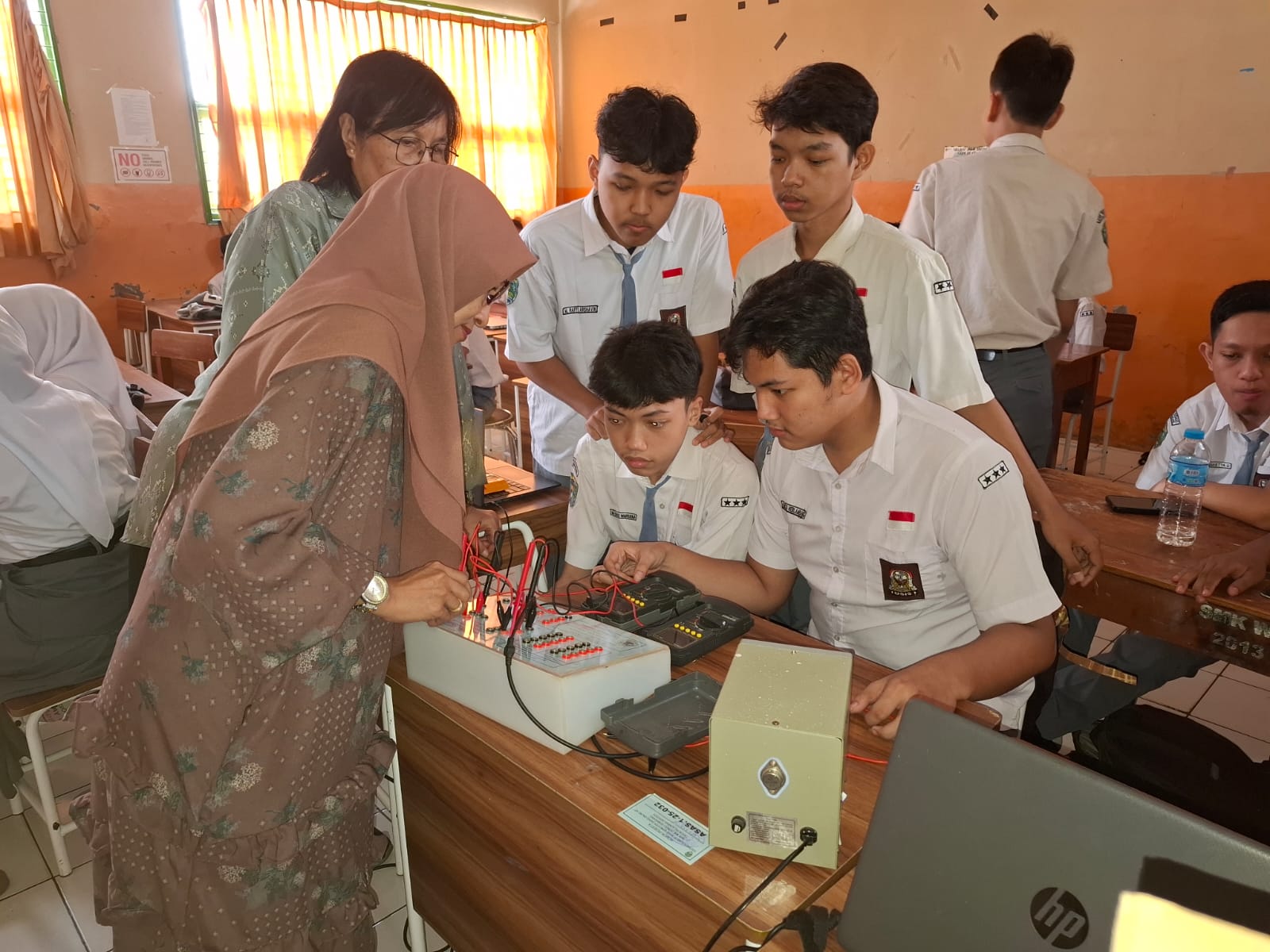 Dosen Teknik Elektro USM Berikan Pelatihan Pengenalan Alat Ukur Listrik Bagi Siswa SMK Walisongo